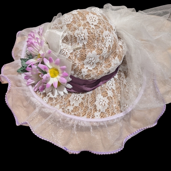 vintage-style straw sun hat decorated with white lace overlay main image 8